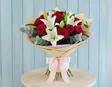 Букет цветов из:  Лилии и Розы в Шлиссельбурге