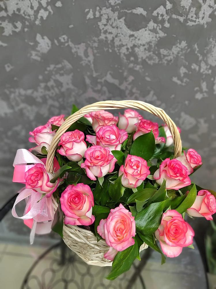 Цветочная композиция из Розы в корзине в Шлиссельбурге
