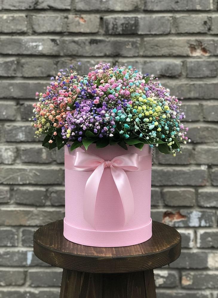 Цветочная композиция из Гипсофила и Розы в шляпной коробке в Шлиссельбурге