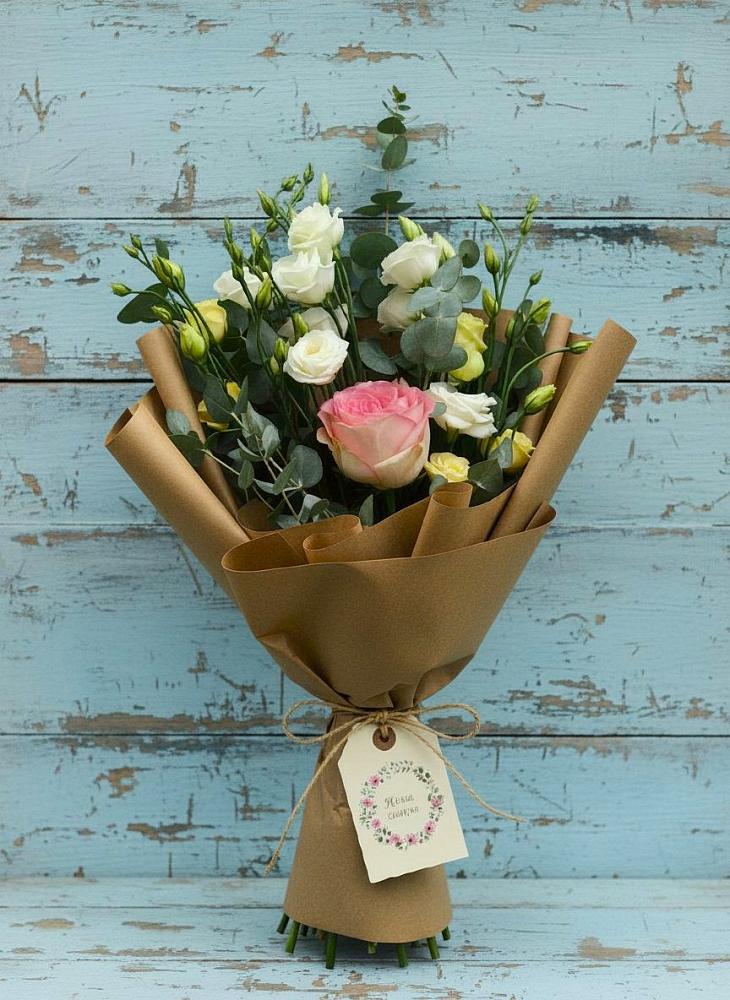 Букет цветов из: Розы и Лизиантусы в Шлиссельбурге