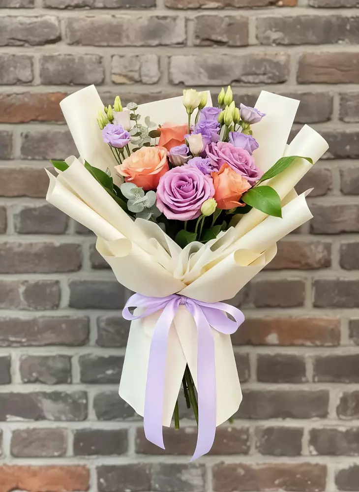 Букет цветов из: Лизиантусы и Розы в Шлиссельбурге