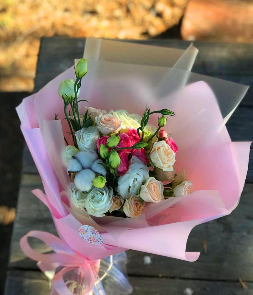 Букет цветов из: Розы и Лизиантусы в Шлиссельбурге