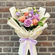 Букет цветов из:  Лизиантусы и Розы в Шлиссельбурге