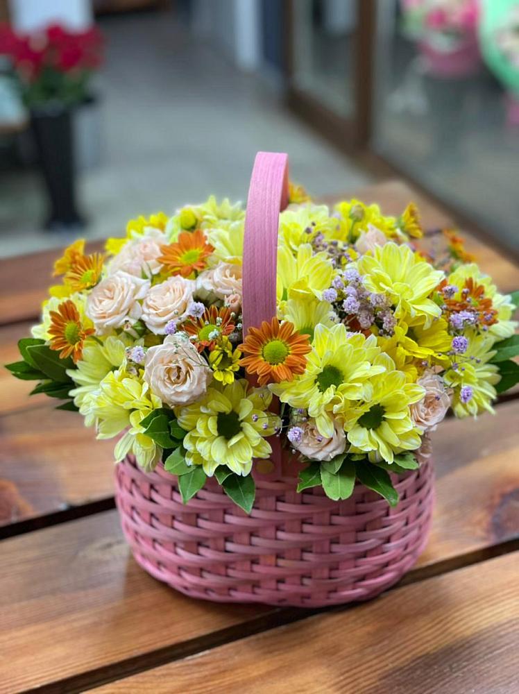 Цветочная композиция из Хризантемы и Розы в корзине в Шлиссельбурге