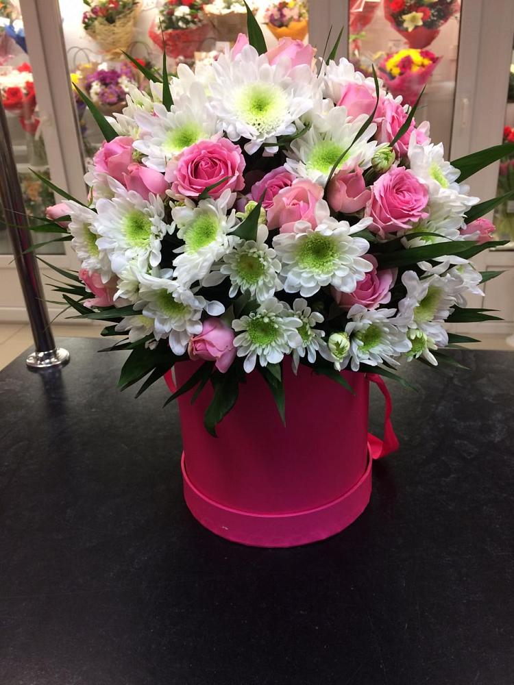 Цветочная композиция из Розы и Хризантемы в шляпной коробке в Шлиссельбурге