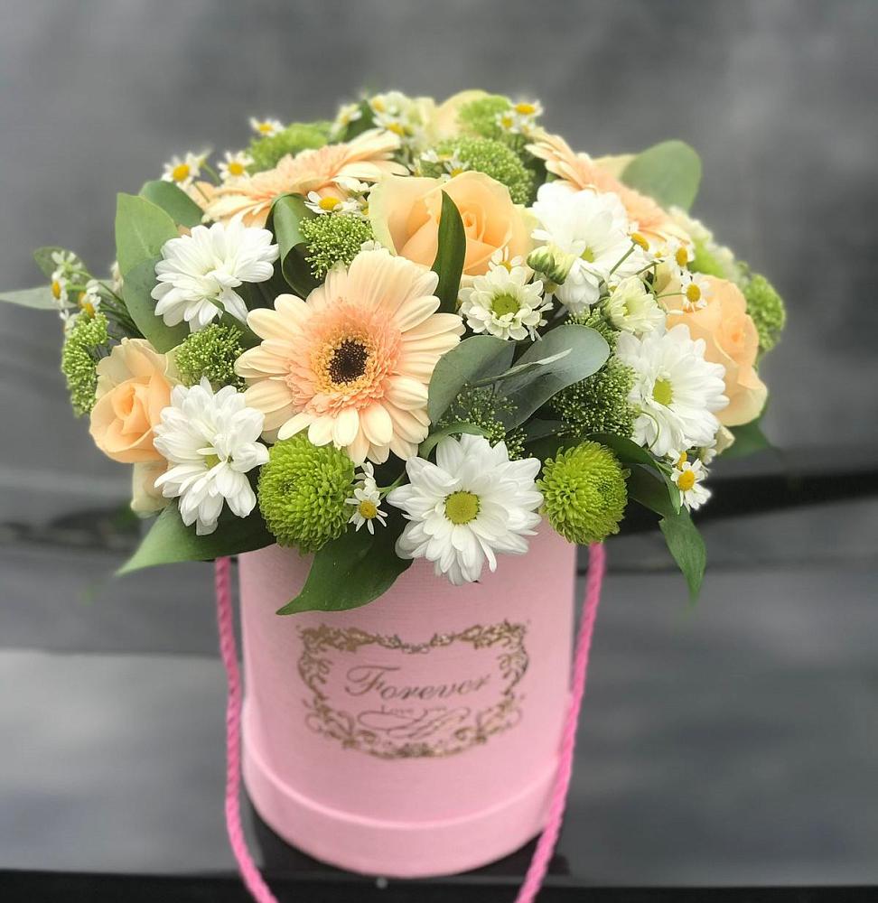 Цветочная композиция из Розы, Герберы и Хризантемы в шляпной коробке в Шлиссельбурге