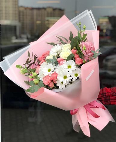 Букет цветов из: Розы, Лизиантусы и Хризантемы в Шлиссельбурге