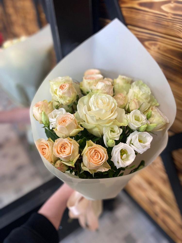 Букет цветов из: Розы и Лизиантусы в Шлиссельбурге